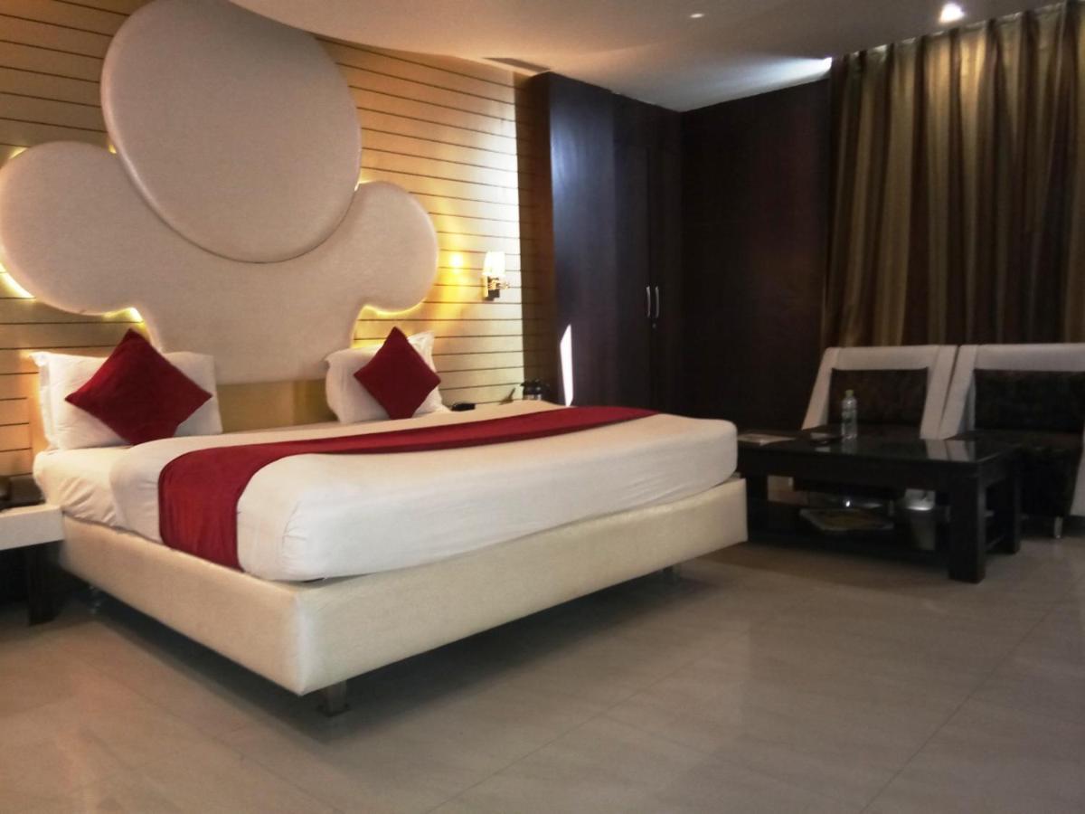 Hotel D'Grand Bareilly Exteriör bild