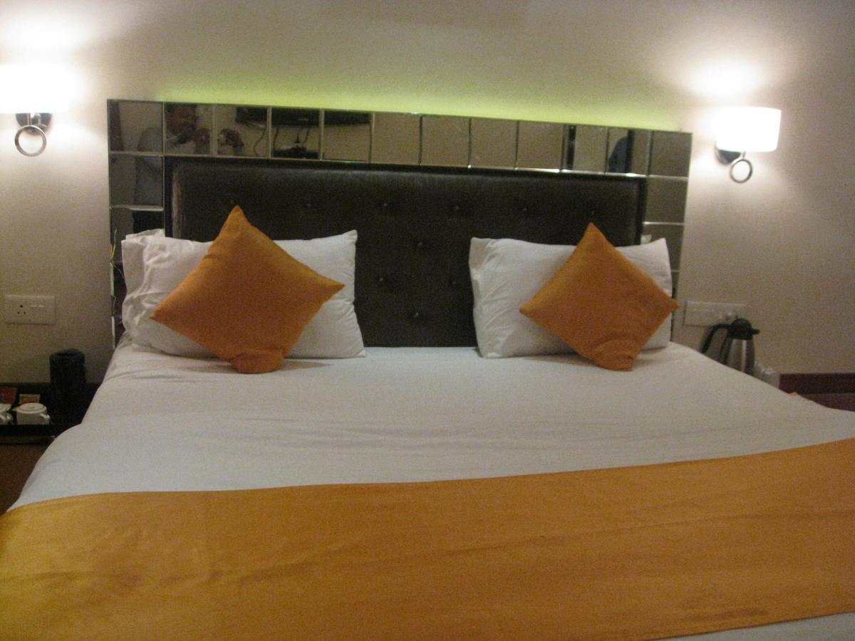Hotel D'Grand Bareilly Exteriör bild