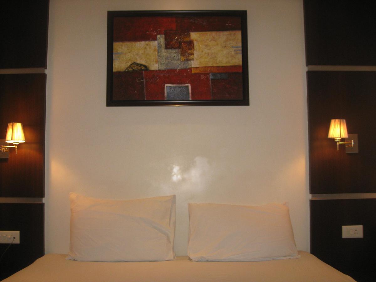Hotel D'Grand Bareilly Exteriör bild