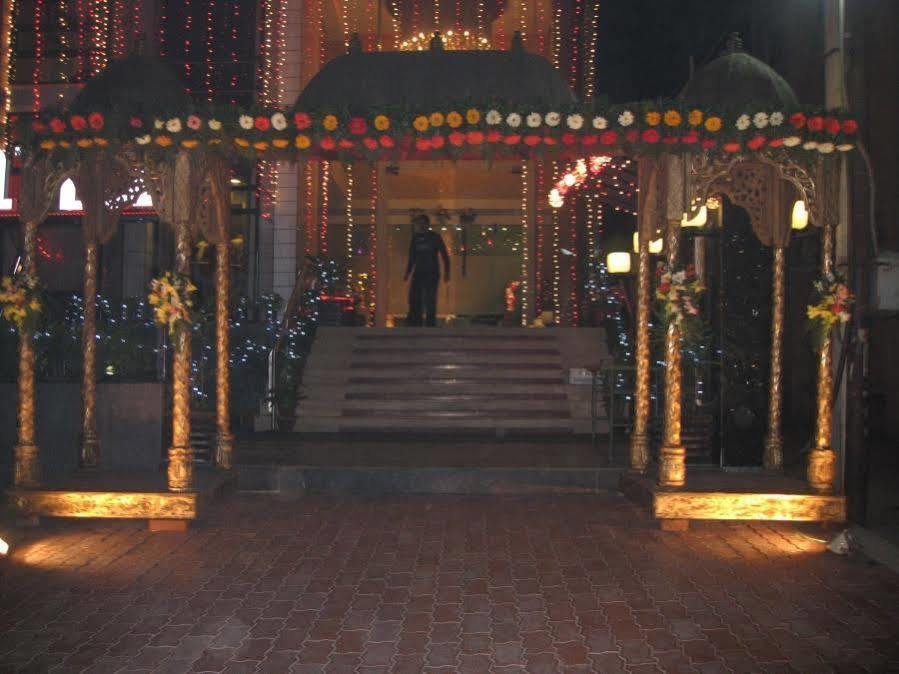 Hotel D'Grand Bareilly Exteriör bild