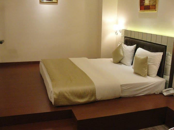 Hotel D'Grand Bareilly Exteriör bild